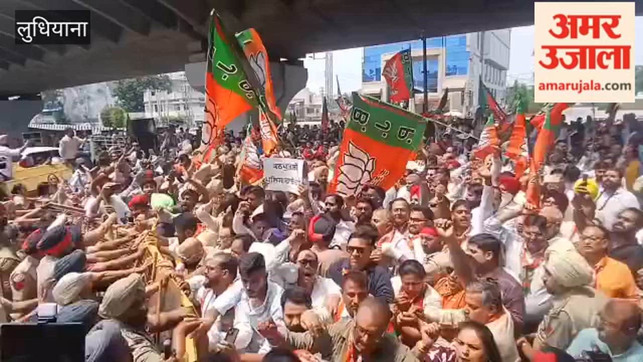 BJP workers heading to lock the Police Commissioner's office in Ludhiana.