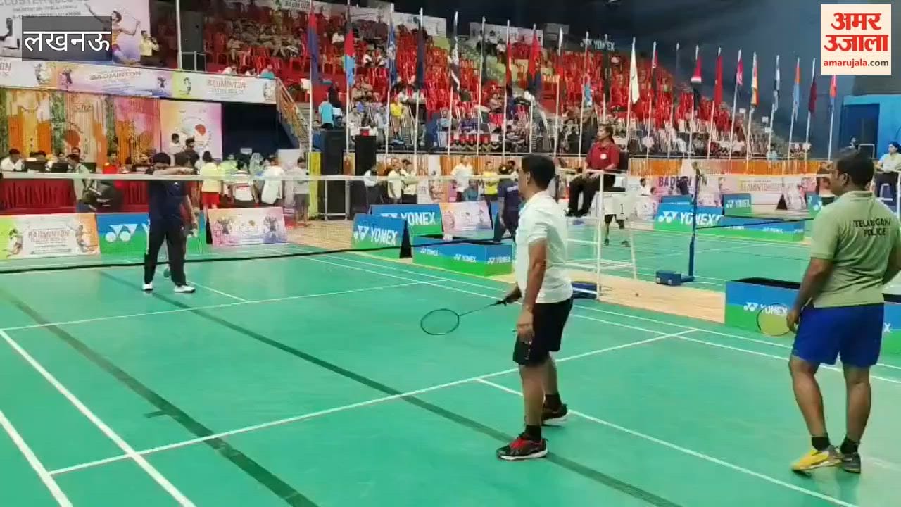 लखनऊ में अखिल भारतीय पुलिस बैडमिंटन क्लस्टर प्रतियोगिता में पुलिस कर्मियों ने खेला मैच