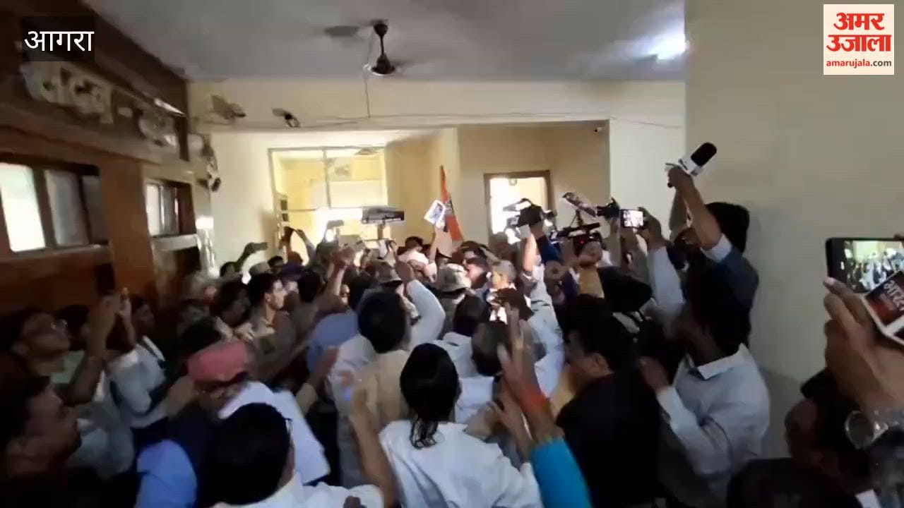 Congress Protests at Agra Municipal Corporation