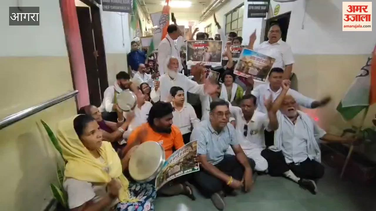 Congress workers protest in Municipal Corporation