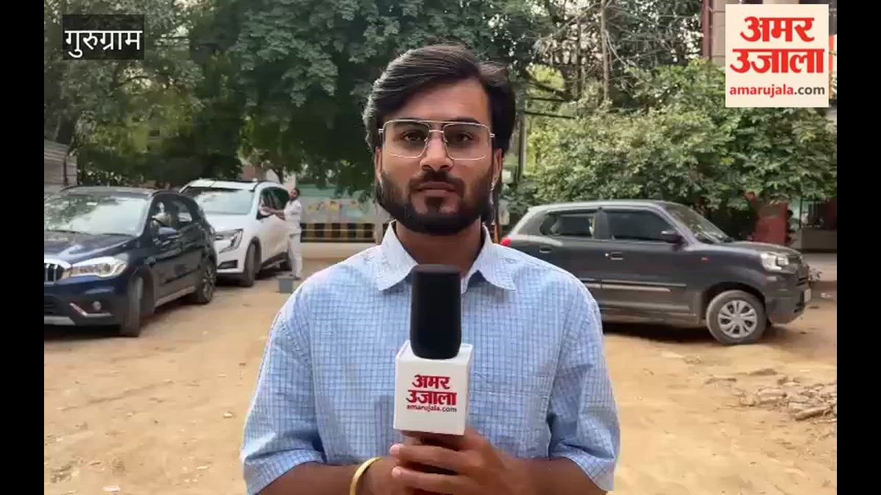 Filth spreading from garbage heap behind Harish Bakery