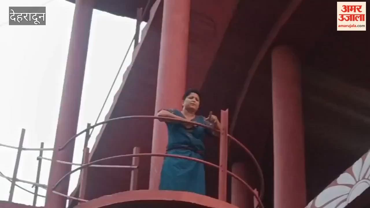 VIDEO: Police Face Resistance While Attempting to Bring Down Members of Nursing Ekta Manch Who Had Climbed a Water Tank