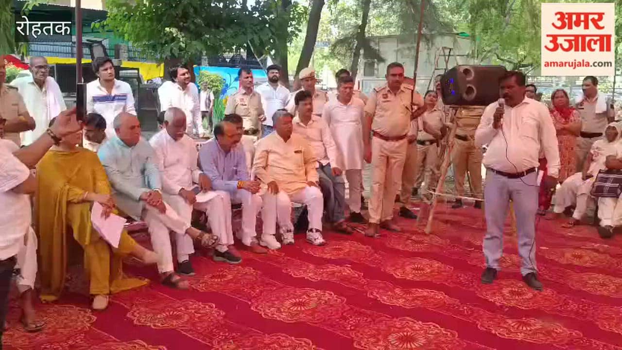 Mayor arrives to hold talks with striking sanitation workers after 11 days
