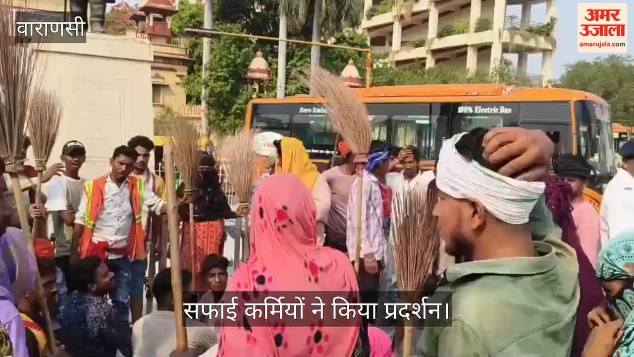 Municipal Corporation sanitation workers staged protest by dumping garbage at BHU gate