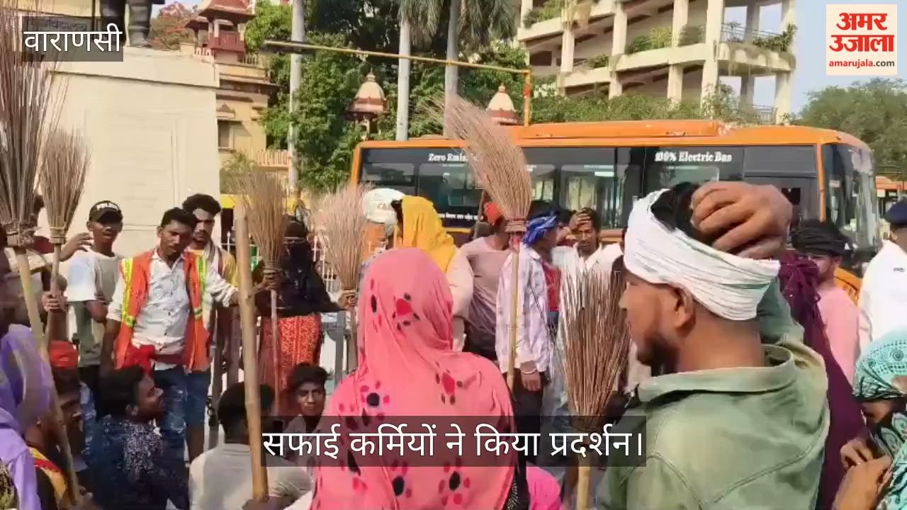 Municipal Corporation sanitation workers staged protest by dumping garbage at BHU gate