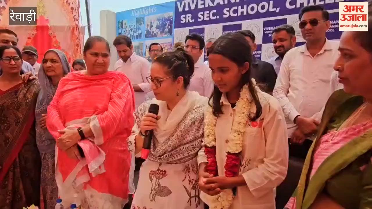 Health Minister Aarti Rao met Haryana topper Deepika