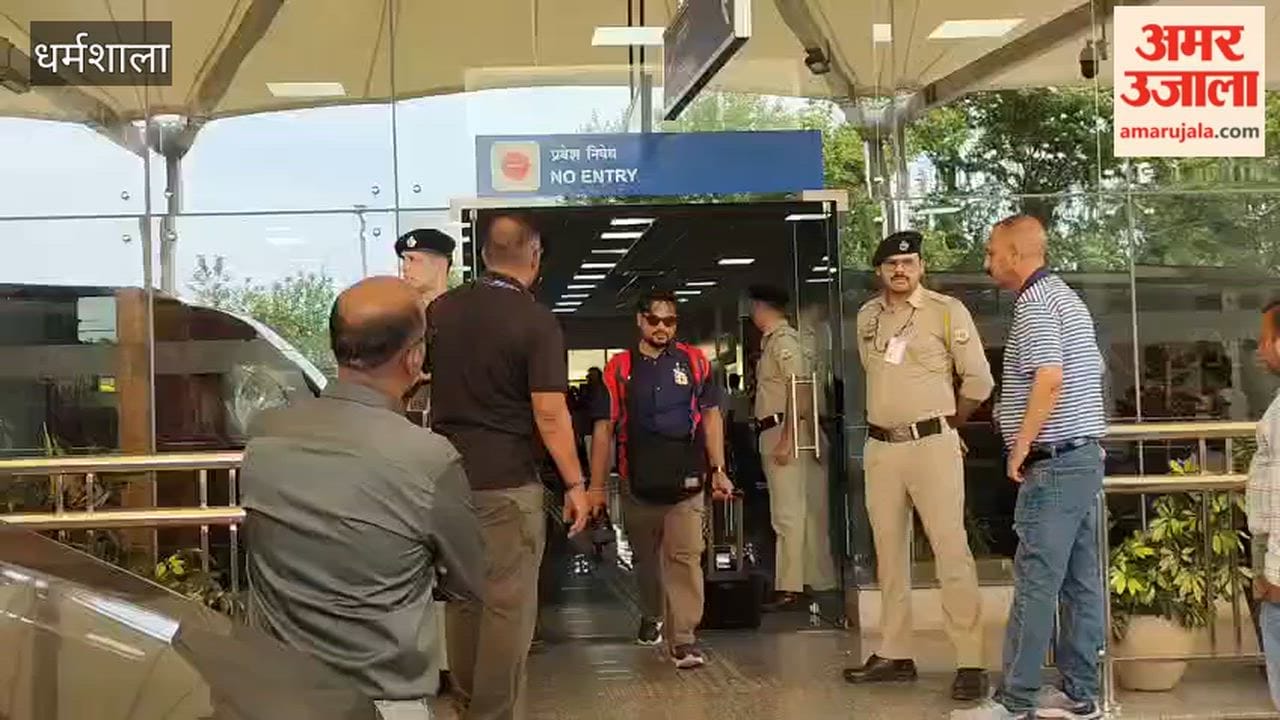 Kangra: Royal Challengers Bangalore Arrive in Dharamshala; Fans Give Rousing Welcome at Gaggal Airport
