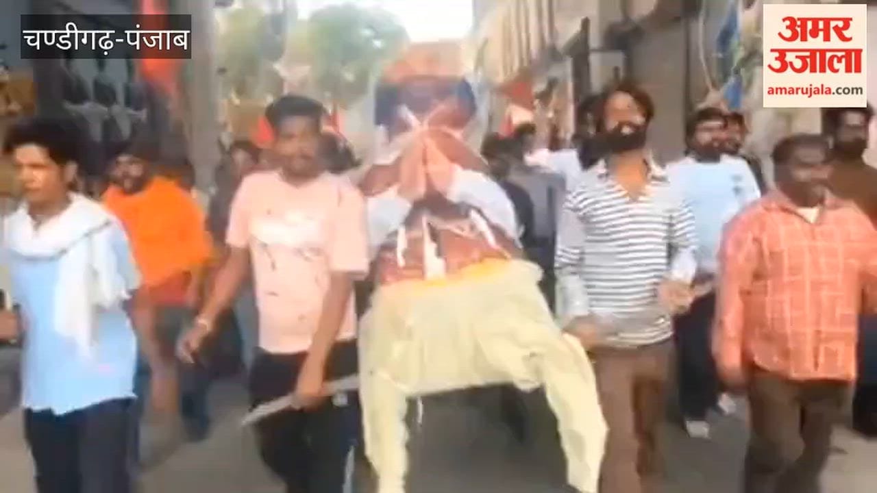 Sanitation workers in Ferozepur staged a protest in support of their demands.