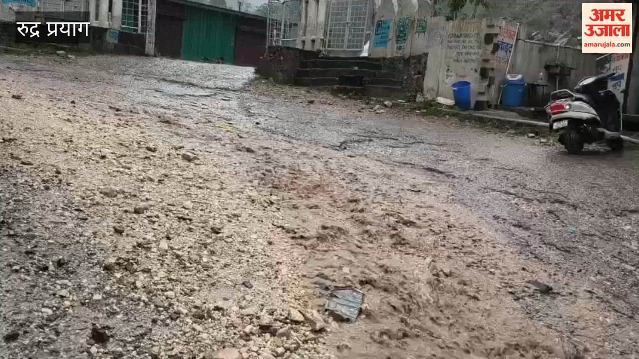 Rudraprayag: Rains exacerbate problems on the Tuna-Bautha motor road; water flows across the road