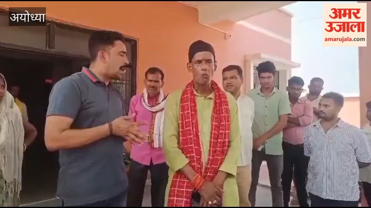 अयोध्या में वेतन कटौती के आरोप पर सफाई कर्मचारियों ने चेयरमैन का किया घेराव