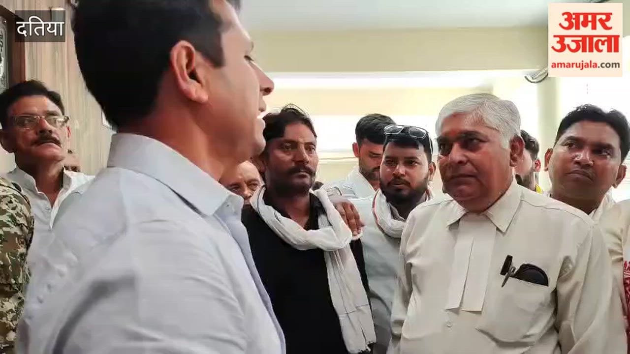 Congress leaders met the collector demanding action against the Women and Child Development Officer.