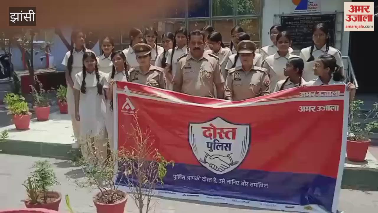 Under Dost Police, Mahatma Hansraj students observed the working of the women's police station.