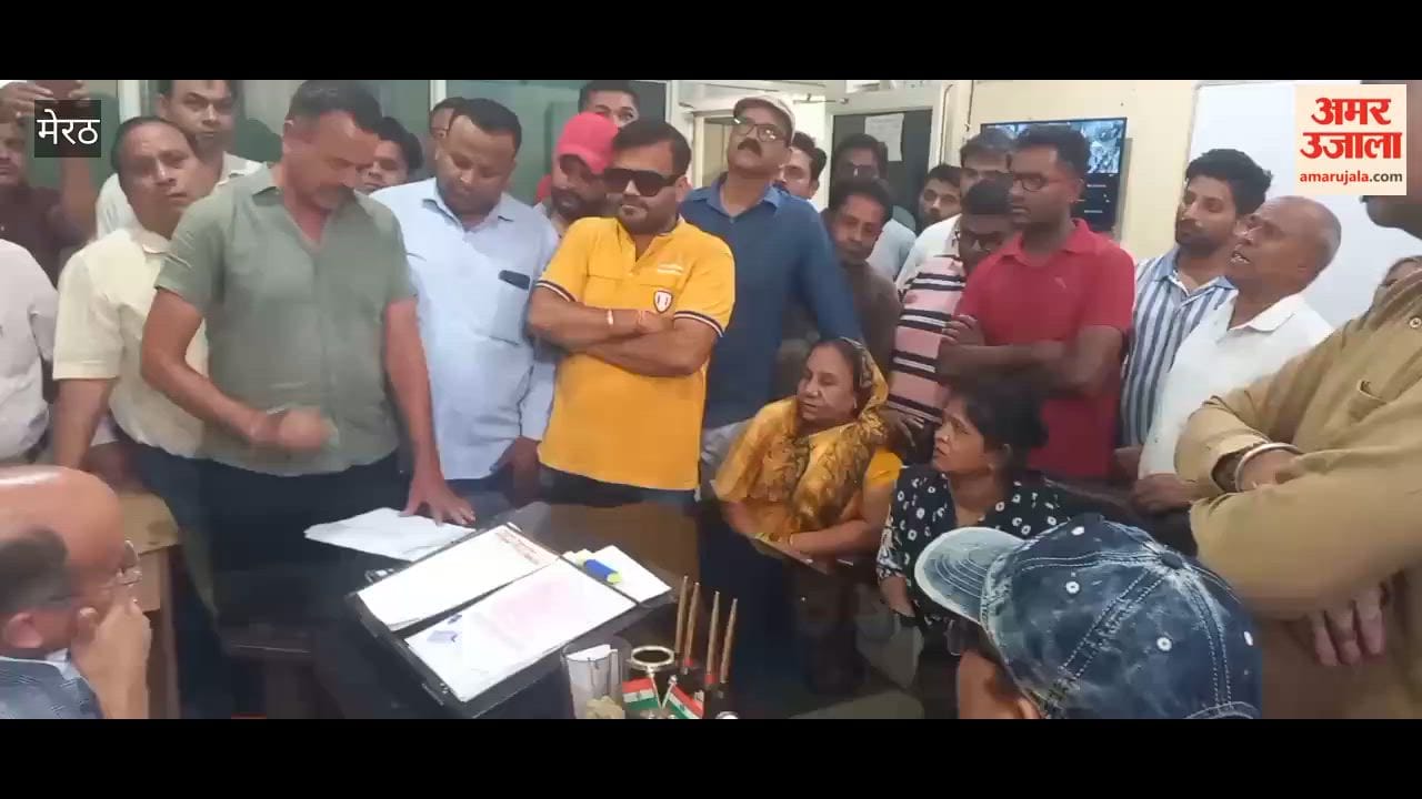 Meerut: Residents Protest at DSO Office Alleging Black Marketing by Gas Agency