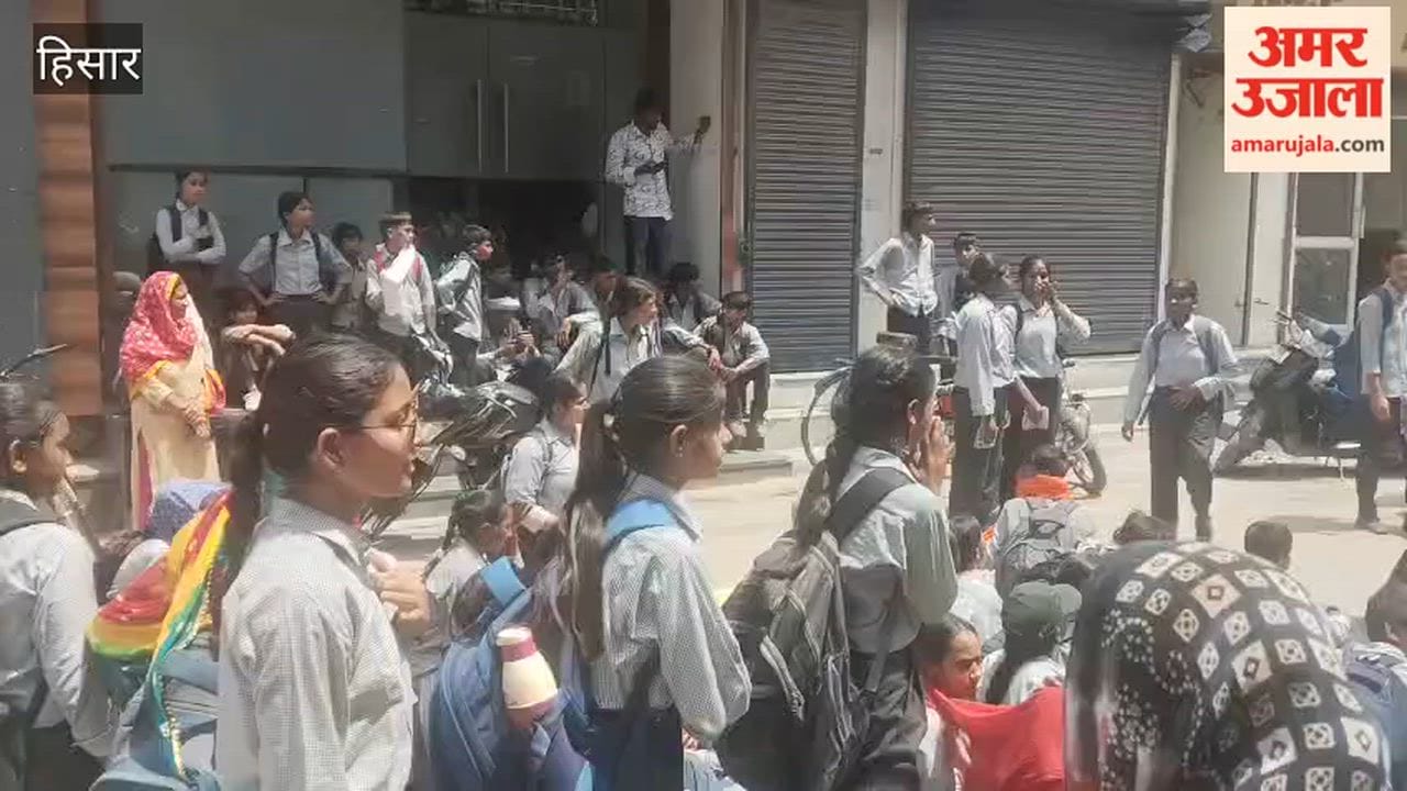Schoolchildren in Hisar Surround DEO's Car, Block Road and Raise Slogans