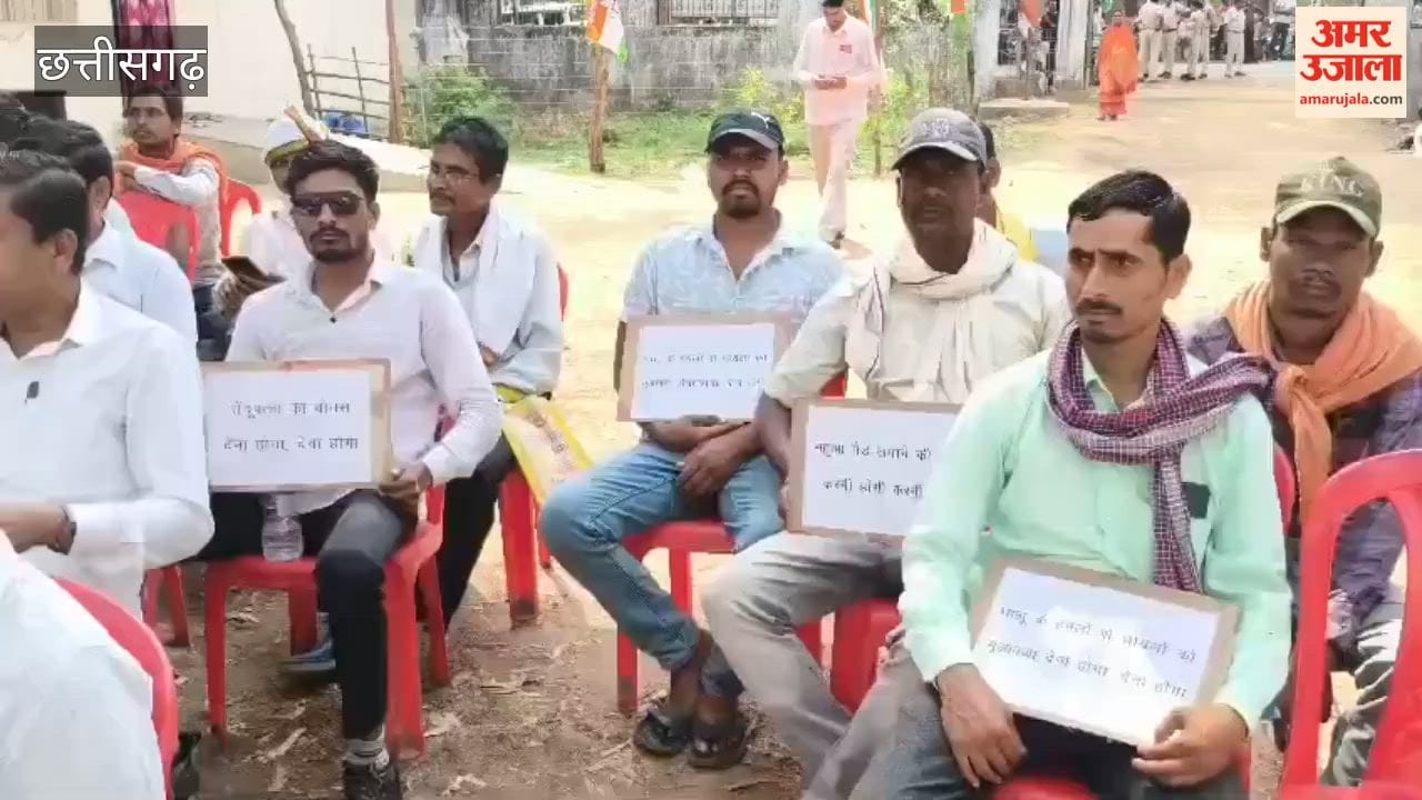 Congress Stages Protest Against Corruption by Gheraoing Kelhari Forest Department Office in Manendragarh