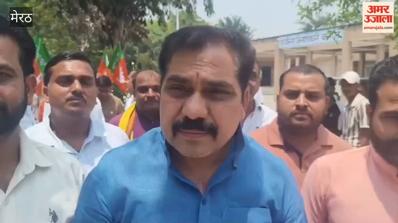 BJP Workers Protest Against SP MP’s Remark, Burn Effigy at Collectorate