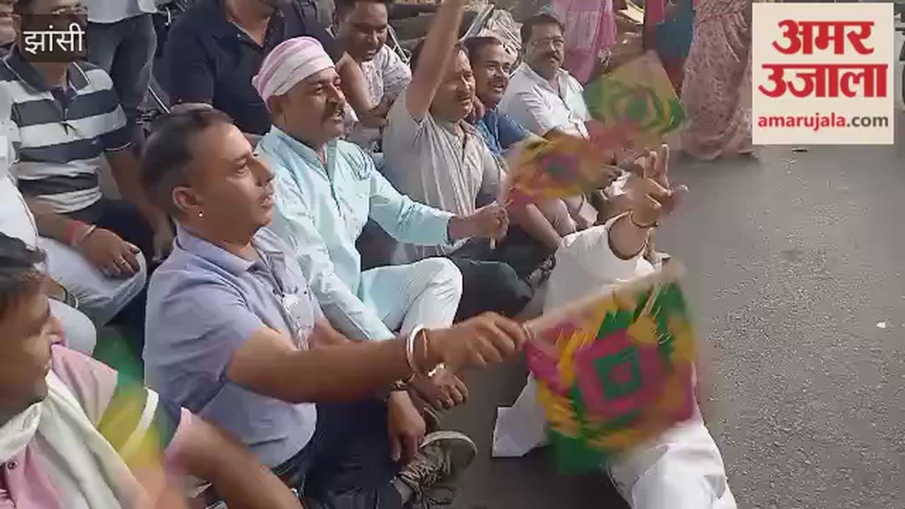 Traders, upset by the rampant power cuts, staged a protest on the streets with hand fans.