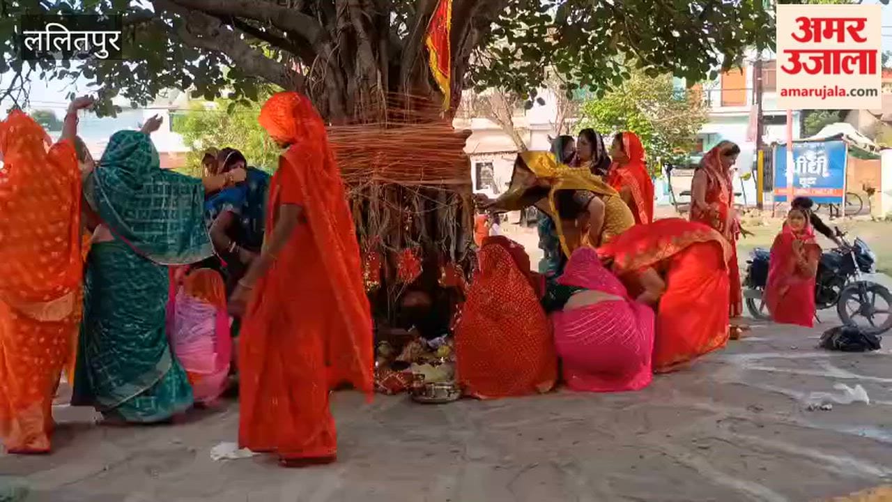 Women prayed to the Banyan tree and prayed for the long life of their husbands.