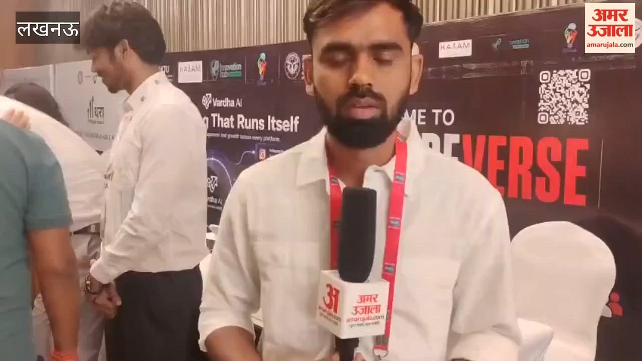 अमर उजाला संवाद 2026 में गौर गोपाल दास के साथ सेल्फी लेने को उत्साहित दिखे लोग