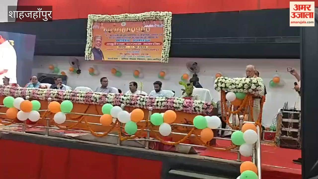 Finance Minister Suresh Khanna distributed cheques to instructors