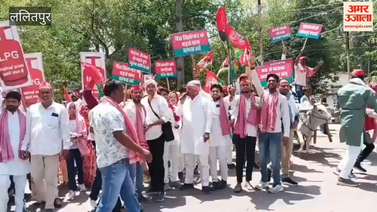 SP's protest regarding electricity, water and inflation, reached the collectorate with bullock cart and horse