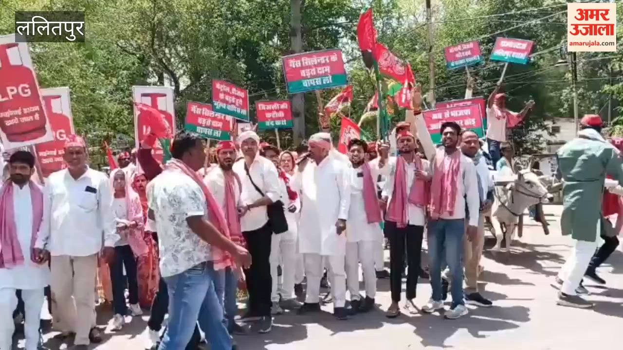 SP's protest regarding electricity, water and inflation, reached the collectorate with bullock cart and horse