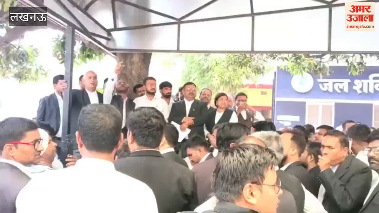 लखनऊ में अधिवक्ताओं के चैंबर तोड़े जाने के विरोध में गोंडा में अधिवक्ताओं का प्रदर्शन