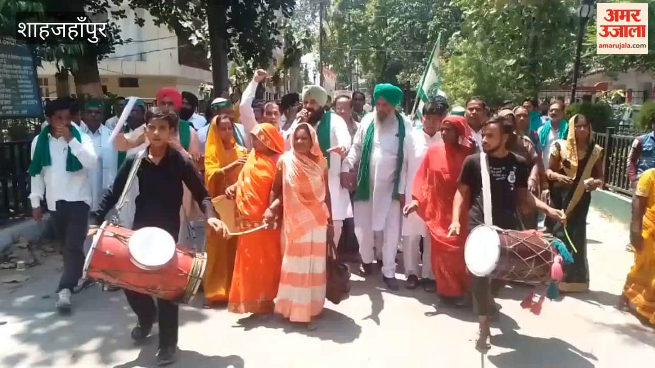 BKU workers staged a protest by beating drums in Shahjahanpur