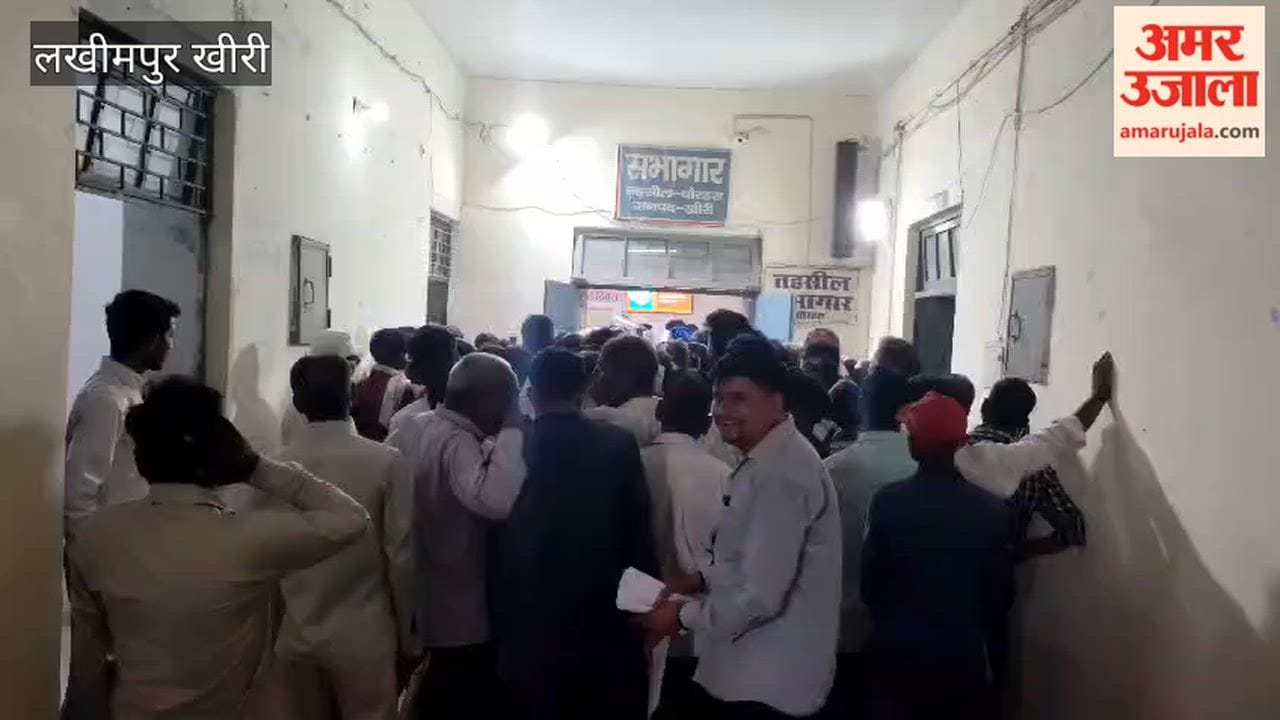 Crowd of complainants gathered on Samadhan Diwas DM heard their problems