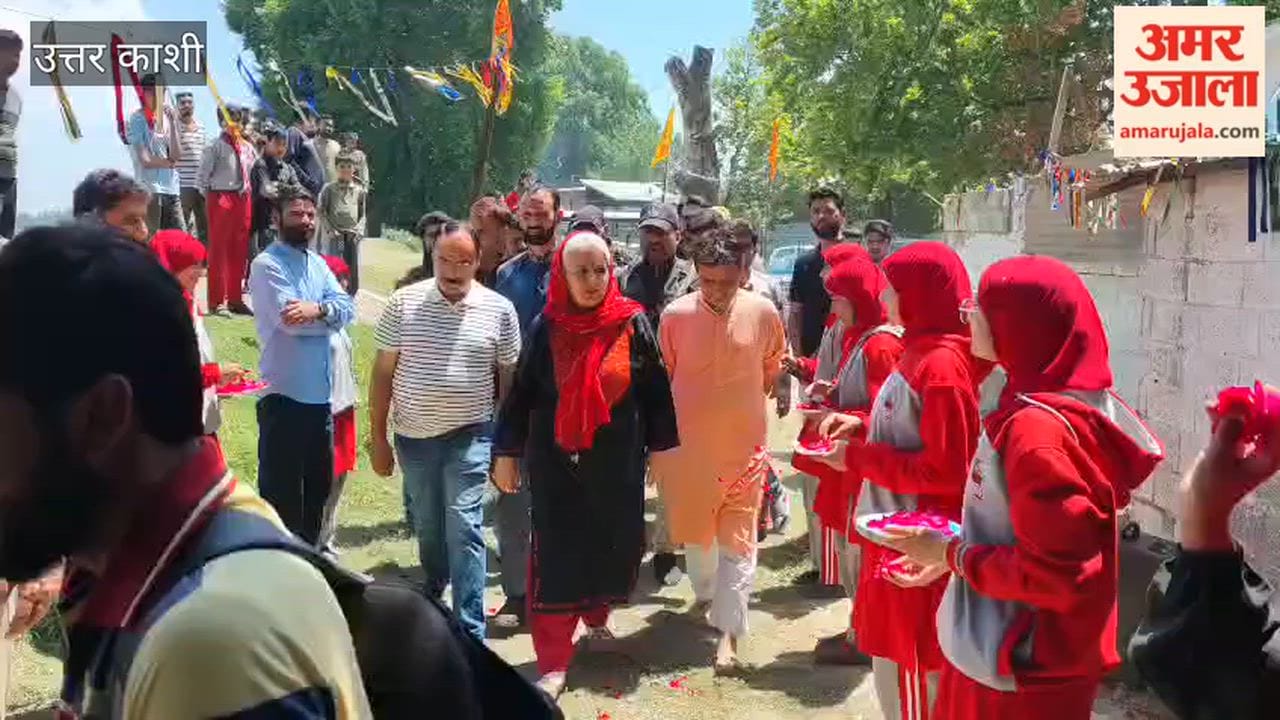 DC Bandipora Visits Nand Kishore Temple, Praises Communal Harmony