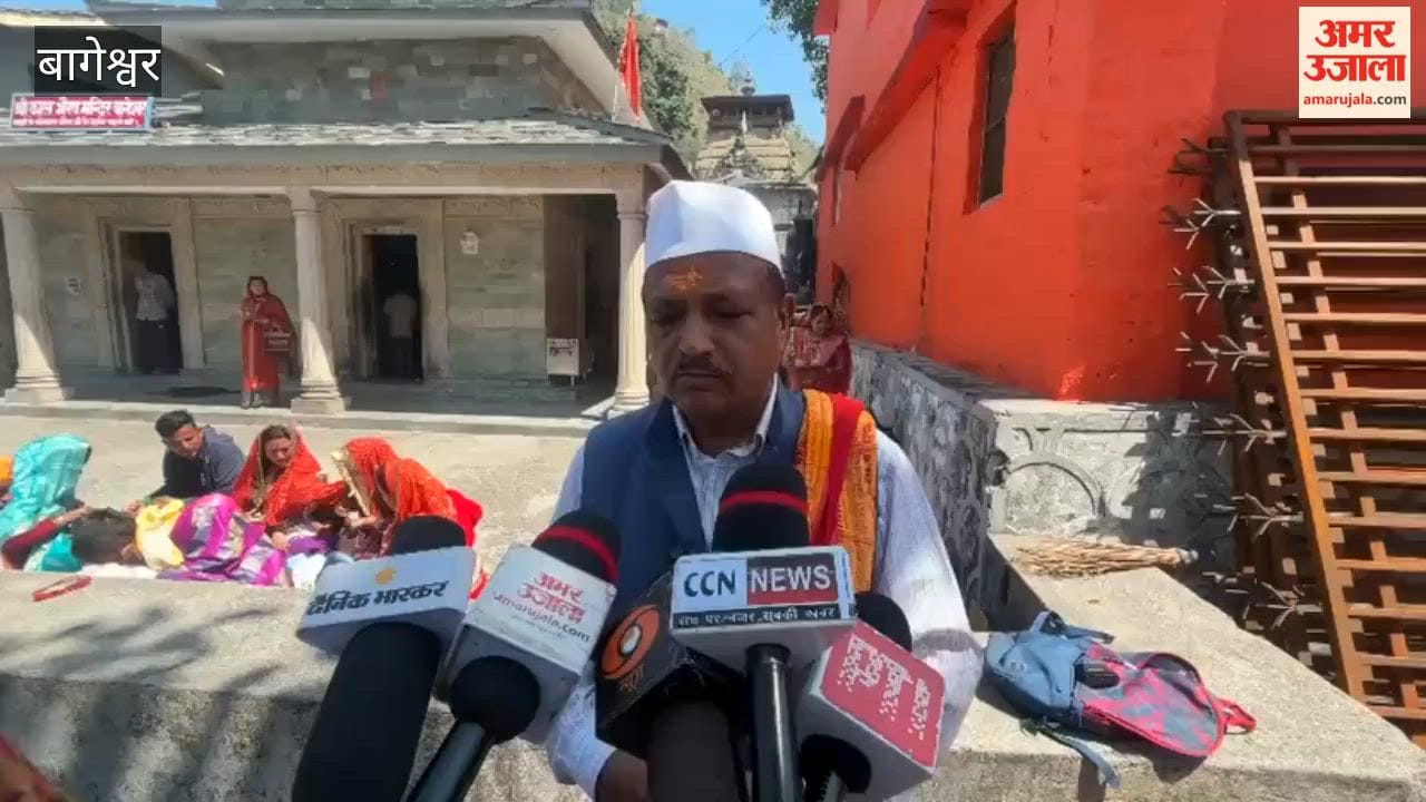 festival was celebrated with enthusiasm in Bageshwar, married women worshipped the Banyan tree