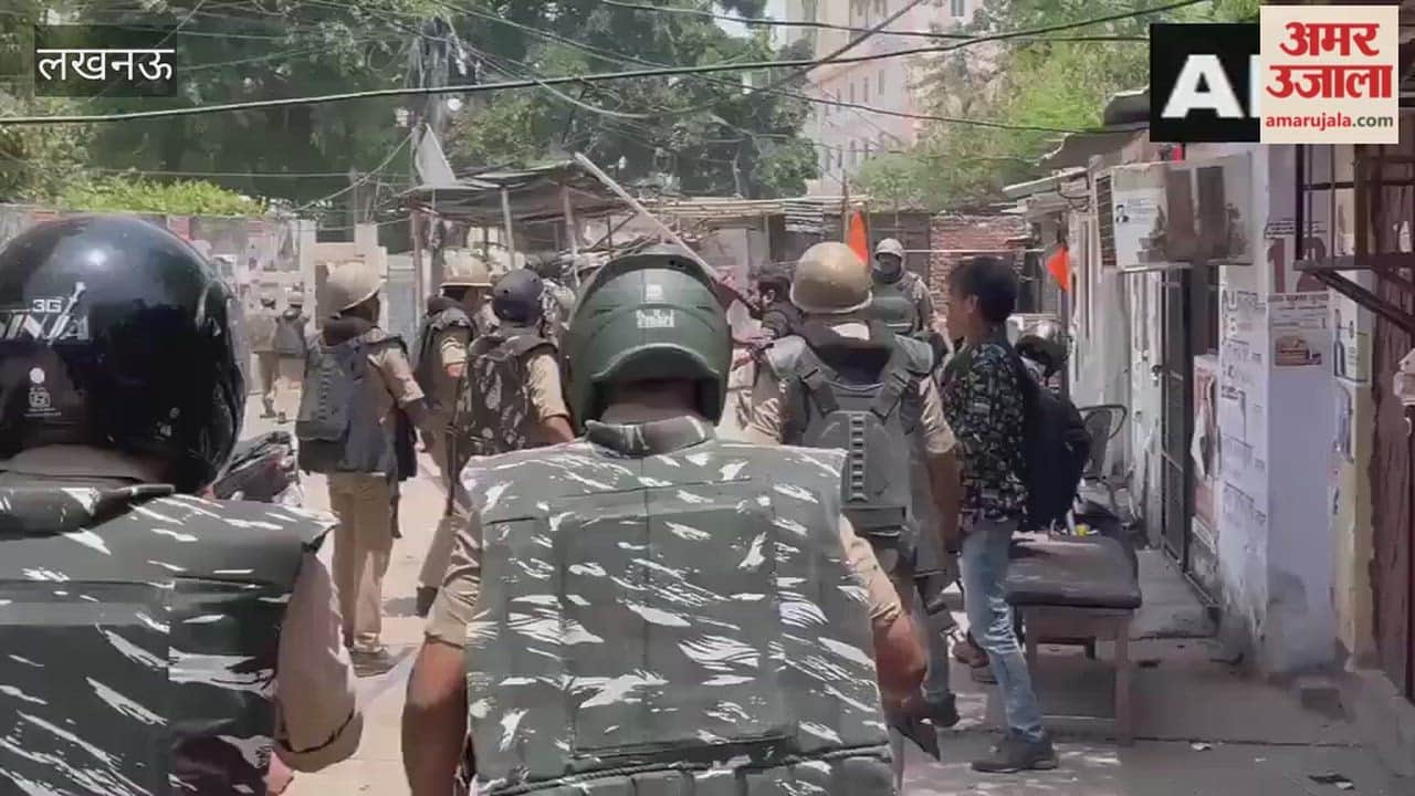 लखनऊ में पुलिस ने वकीलों पर किया लाठीचार्ज, अवैध चैंबरों पर बुलडोजर चलने का कर रहे थे विरोध