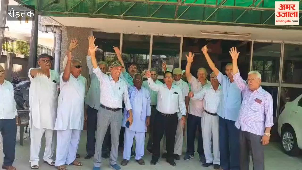 BSNL employees demanded three months' pending arrears from the government.
