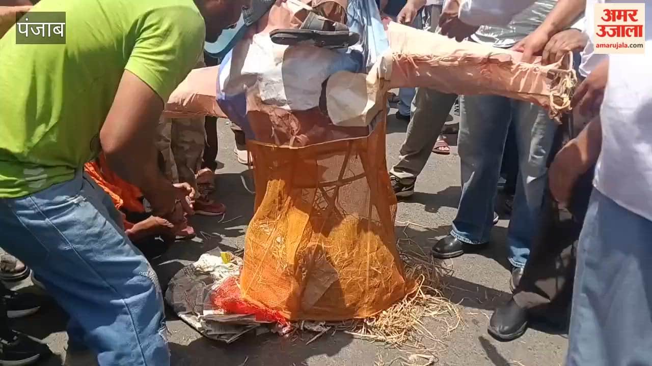 Outraged over erroneous terminology in the census, the Valmiki community burns an effigy of CM Mann.