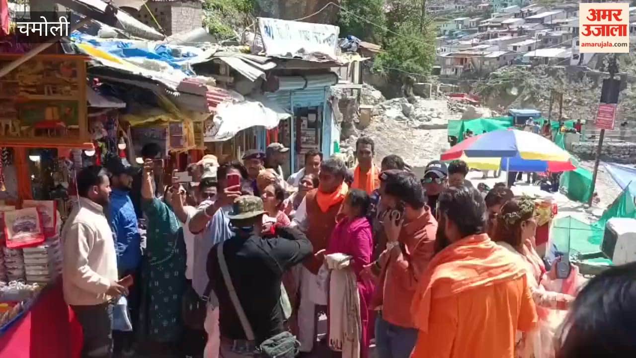 Bollywood  Actor Ashutosh Rana Arrives at Badrinath Dham