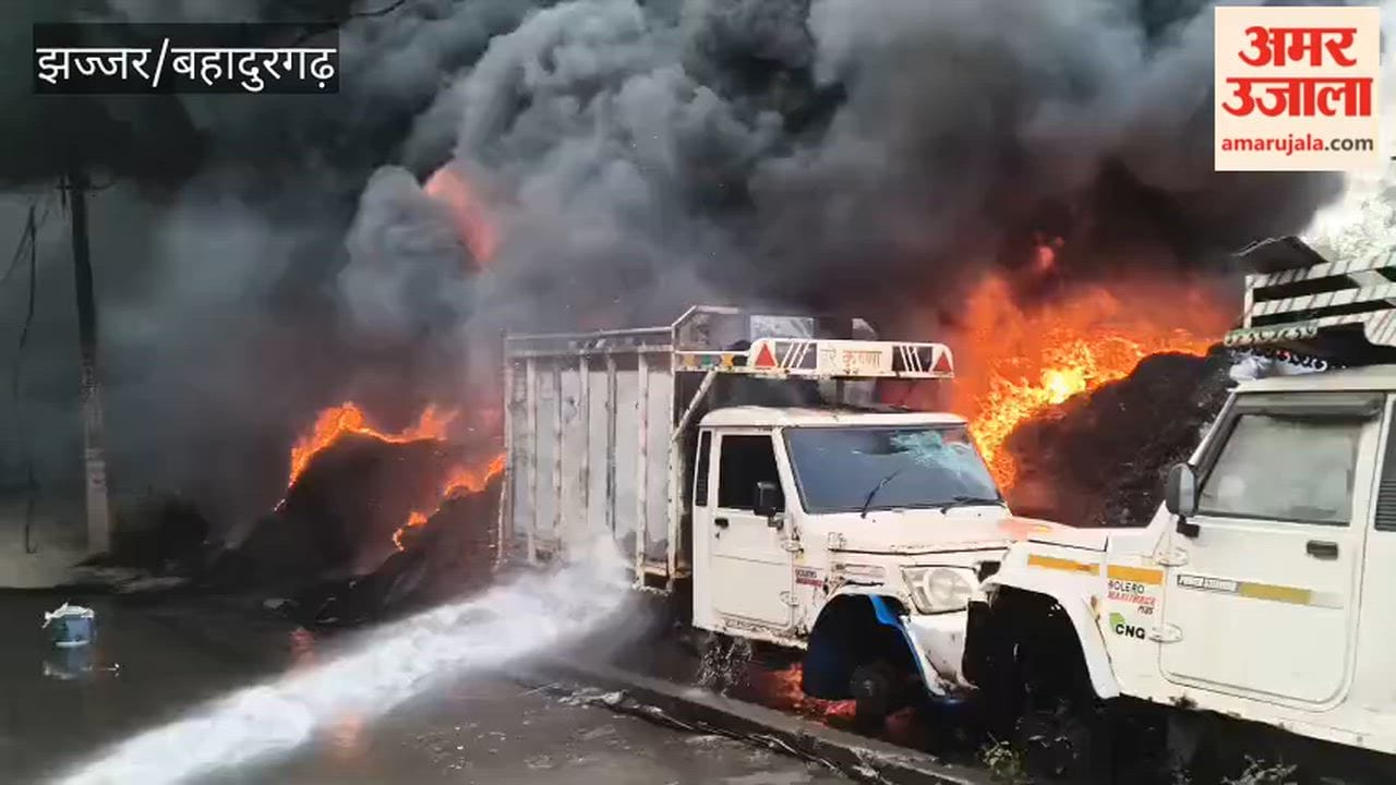 Fire Breaks Out at Scrap Yard on Red Cross Road in MIE, Bahadurgarh; Two Pickup Trucks and a Canter Burnt to Ashes