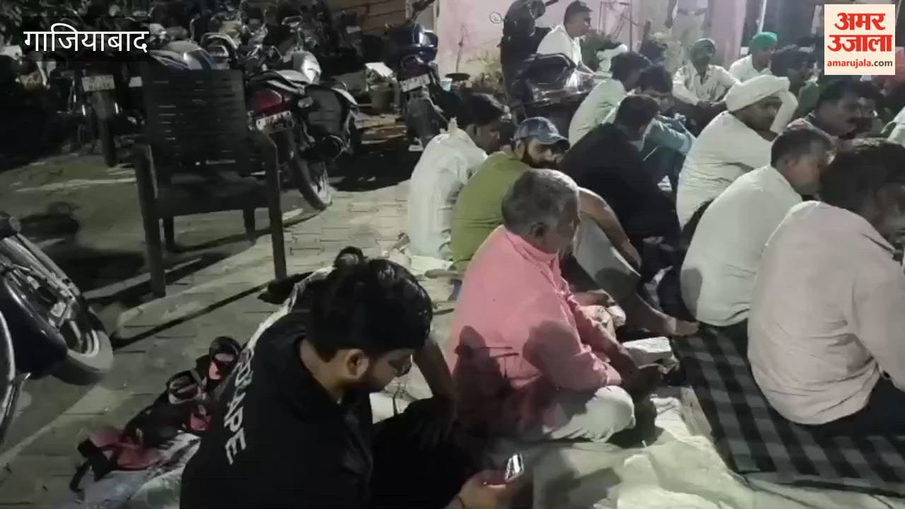 Protest in front of police station on detention of farmer leader in Ghaziabad