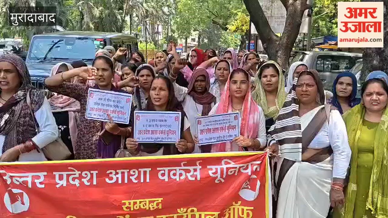 ASHA workers staged a protest by holding a procession