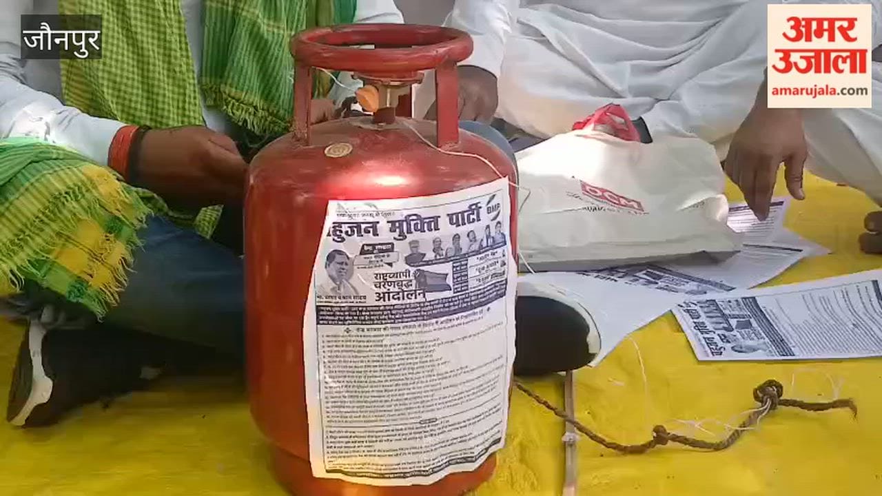 Protest Staged Over Hike Gas Cylinder Prices Khichdi Cooked Collectorate