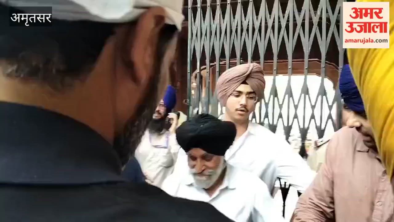 Singer Mankirt Aulakh visits Sri Harmandir Sahib; offers prayers of gratitude.