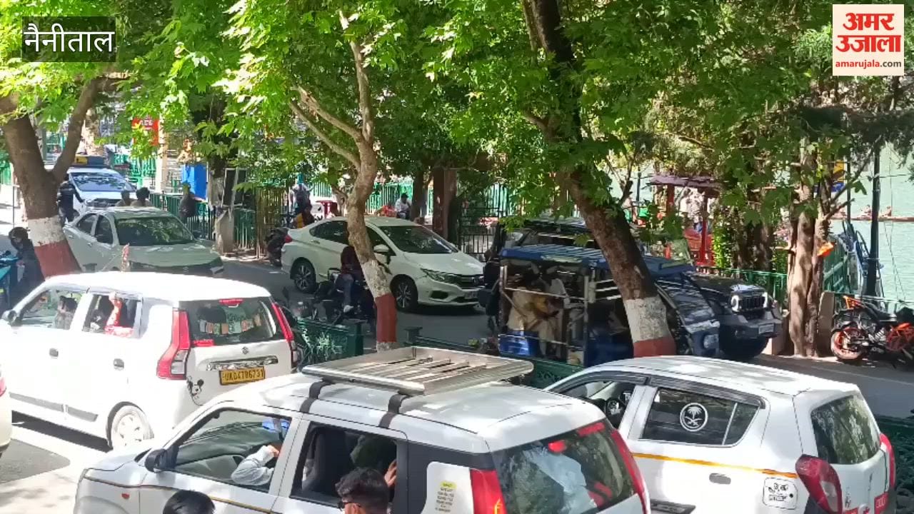 Vehicles parked on the roadside disrupted traffic, causing vehicles to crawl for hours