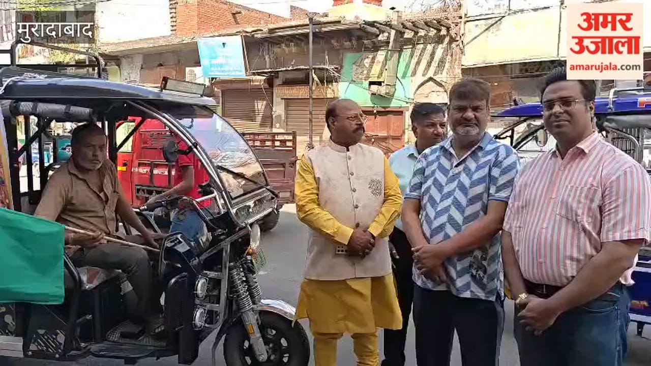With the message of saving petrol, the Ramlila Mahasangh has launched a free e-rickshaw service