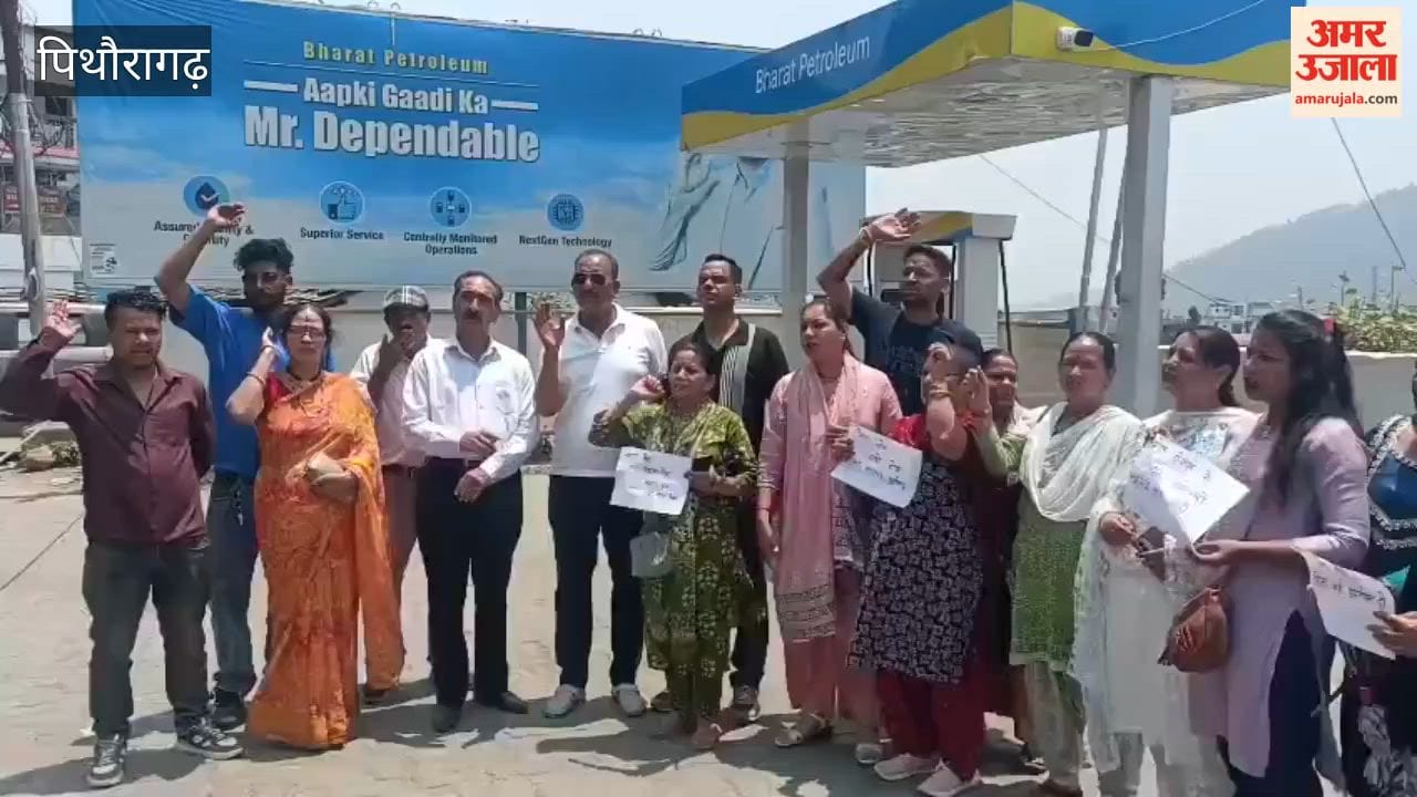 Congress protests against the government demanding rollback of increased diesel and petrol prices
