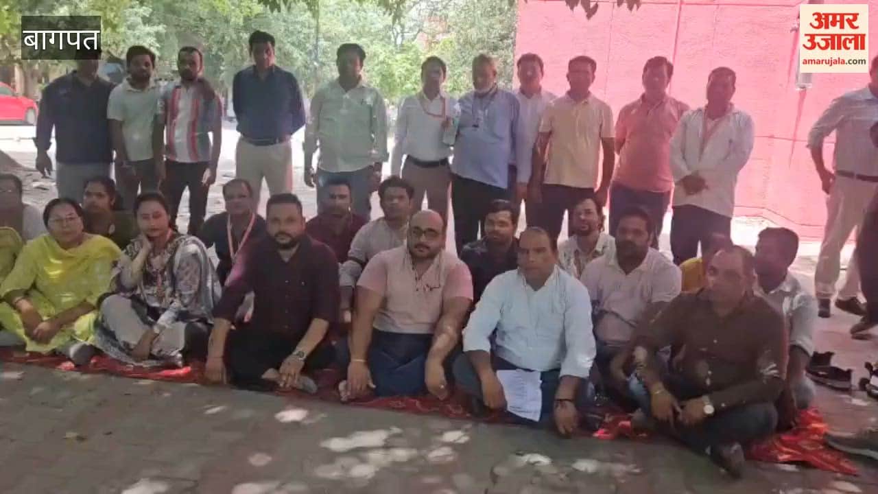 Baghpat: Contract Workers Stage Protest at District Hospital Over Three Months’ Pending Salaries