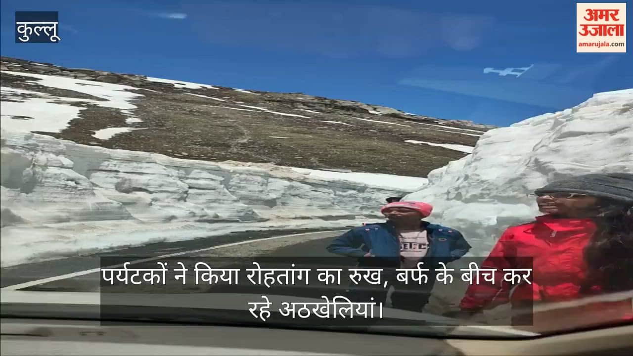 Tourists Head to Rohtang, Frolicking Amidst the Snow