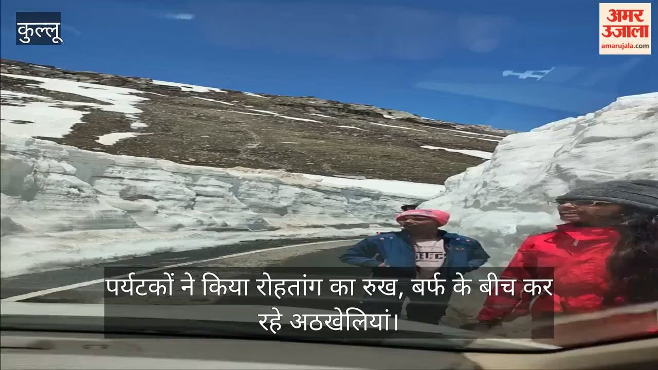 Tourists Head to Rohtang, Frolicking Amidst the Snow