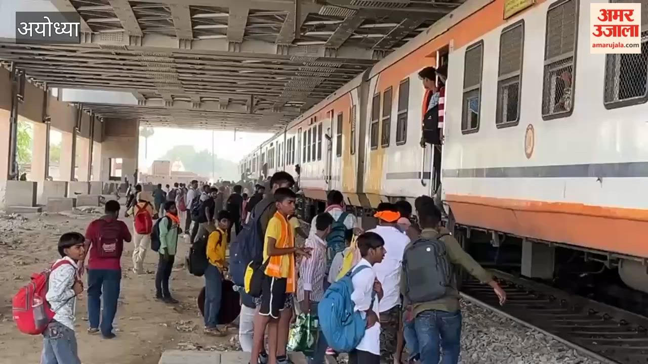 अयोध्या में परीक्षा खत्म होते ही रेलवे स्टेशन पर उमड़ी भीड़, गर्मी से बेहाल रहे अभ्यर्थी