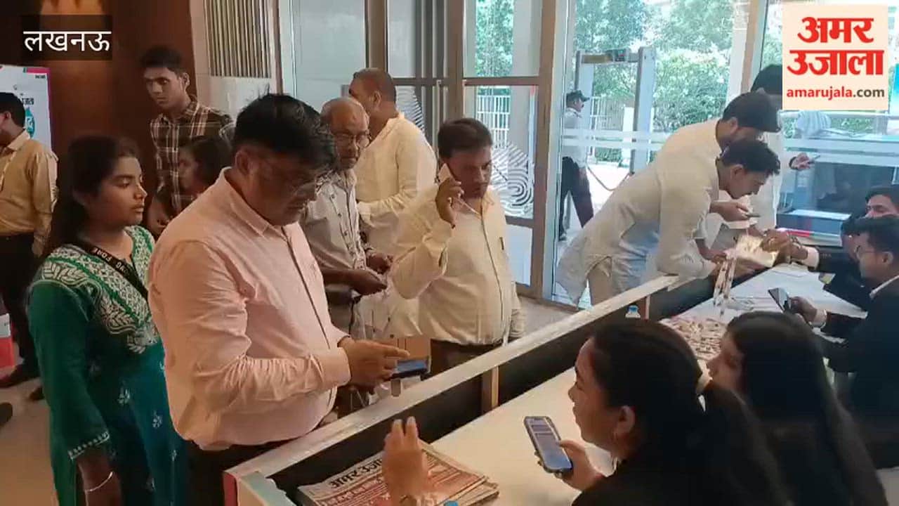 अमर उजाला संवाद 2026 के दूसरे दिन लोग करा रहे रजिस्ट्रेशन