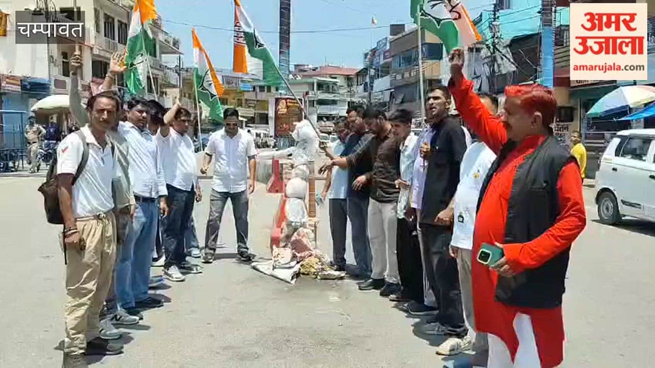 Congress protests against rising petrol and diesel prices, burns effigy of central government