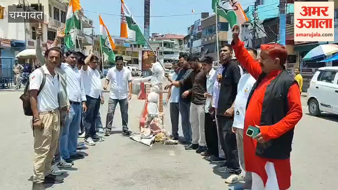 Congress protests against rising petrol and diesel prices, burns effigy of central government